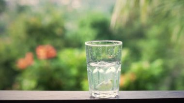 Adam suya limon dilimi atıyor.