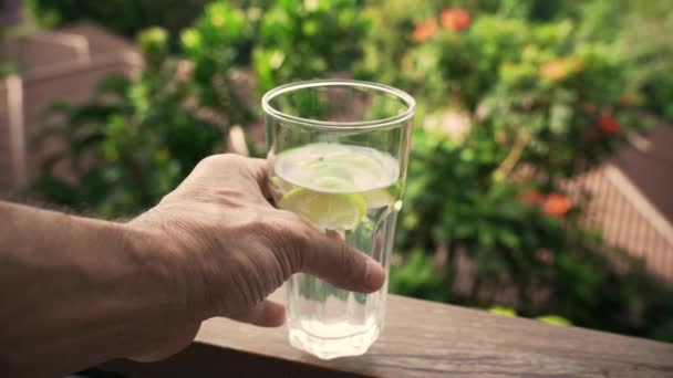 Hombre Sosteniendo Vidrio Con Agua Rodajas Cal — Vídeo de stock