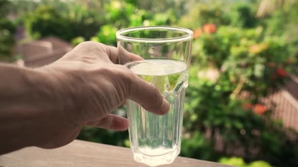Hombre Sosteniendo Vidrio Con Agua Rodajas Cal — Vídeo de stock