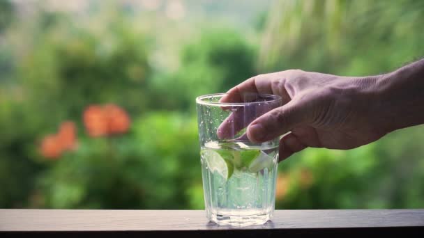 Hombre Sosteniendo Vidrio Con Agua Rodajas Cal — Vídeo de stock