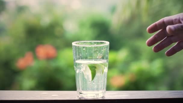 Hombre Sosteniendo Vidrio Con Agua Rodajas Cal — Vídeo de stock