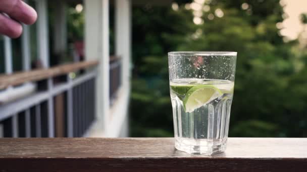 Man Som Håller Glas Med Vatten Och Limeskivor — Stockvideo