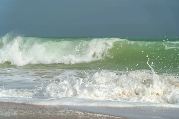 Grandes Ondas Surfe Uma Praia Tropical Arenosa — Fotografia de Stock