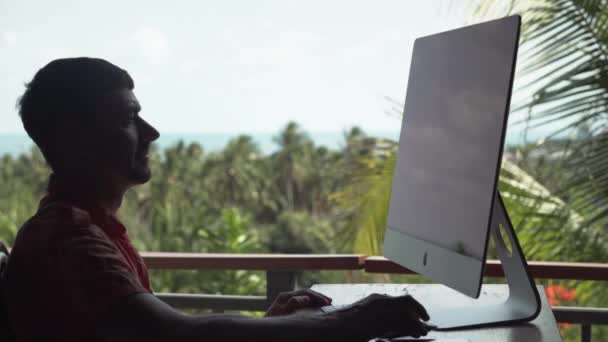 Hombre Trabajando Casa Imac — Vídeos de Stock