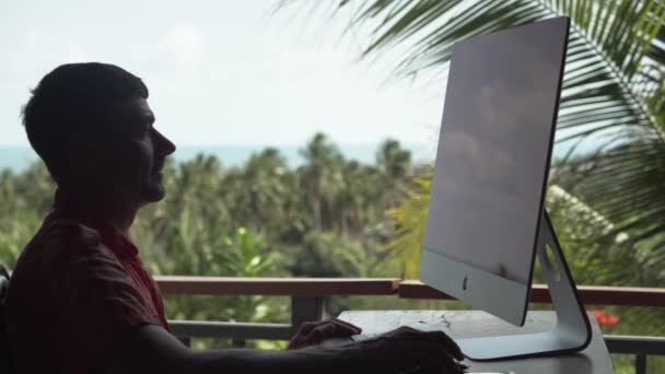 Hombre Trabajando Casa Imac — Vídeos de Stock