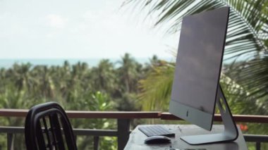 iMac 'te evde çalışan adam