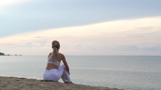 Молодая Женщина Йога Сидит Песке Берегу Моря Время Красочного Заката — стоковое видео