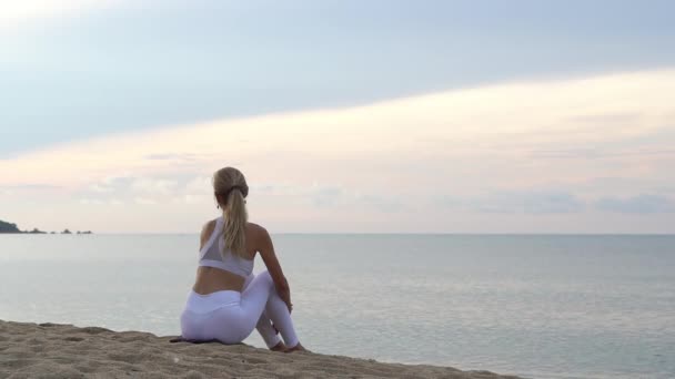 Jeune Femme Yoga Assis Sur Sable Sur Côte Mer Pendant — Video