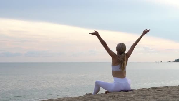 Mujer Joven Yoga Sentada Arena Costa Del Mar Durante Colorido — Vídeo de stock