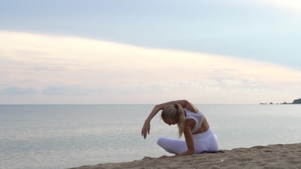 Mujer Joven Yoga Sentada Arena Costa Del Mar Durante Colorido — Vídeo de stock