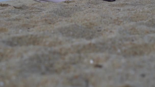 Jeune Femme Yoga Assis Sur Sable Sur Côte Mer Pendant — Video