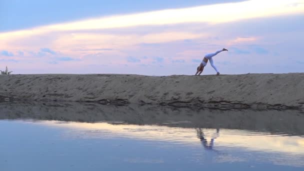 Mujer Joven Practica Yoga Costa Del Mar Durante Colorido Atardecer — Vídeos de Stock
