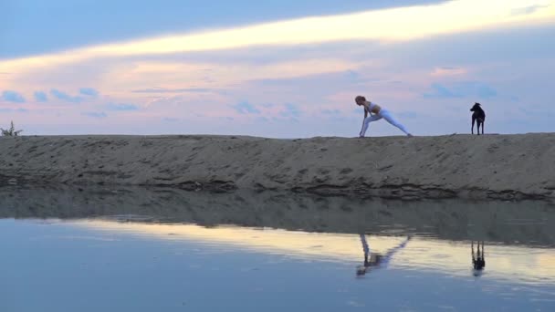 Giovane Donna Pratica Yoga Sulla Costa Del Mare Durante Tramonto — Video Stock