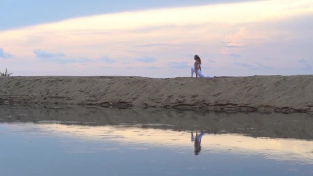 Jeune Femme Pratique Yoga Sur Côte Pendant Coucher Soleil Coloré — Video