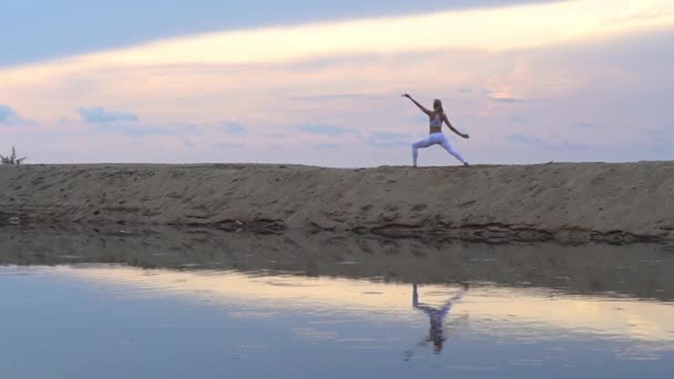 Jonge Vrouw Beoefent Yoga Zee Kustlijn Tijdens Kleurrijke Zonsondergang Reizen — Stockvideo