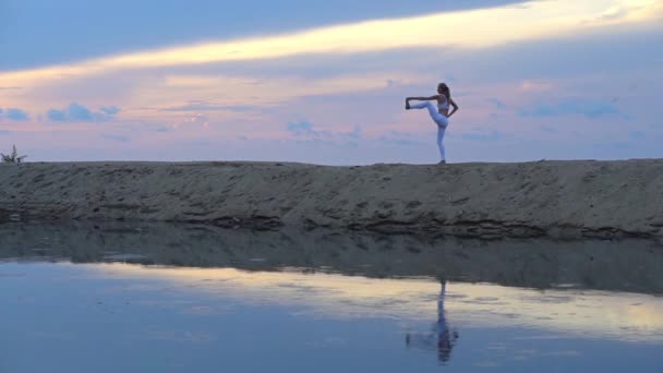 Mujer Joven Practica Yoga Costa Del Mar Durante Colorido Atardecer — Vídeos de Stock