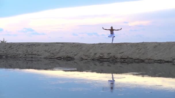 Jeune Femme Pratique Yoga Sur Côte Pendant Coucher Soleil Coloré — Video