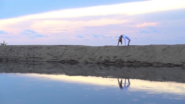 Giovane Donna Pratica Yoga Sulla Costa Del Mare Durante Tramonto — Video Stock