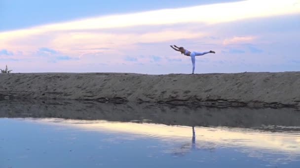 Giovane Donna Pratica Yoga Sulla Costa Del Mare Durante Tramonto — Video Stock