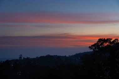Dağın üstünde güzel bir gün batımı