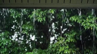 Balkondan sağanak yağmur manzarası 