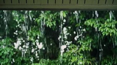 Balkondan sağanak yağmur manzarası 