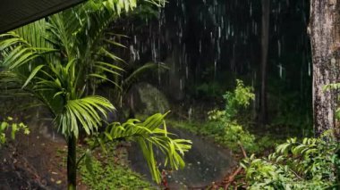 Balkondan sağanak yağmur manzarası 