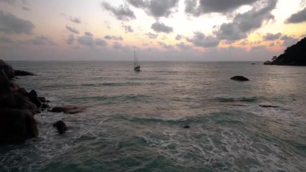 Вітрильник Гойдається Великих Хвилях Морській Скелястій Бухті Штормі Тлі Різнокольорового — стокове відео