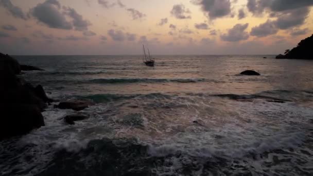 Bir Yelkenli Sallanır Büyük Dalgalarda Kayalık Bir Körfezde Fırtınada Renkli — Stok video