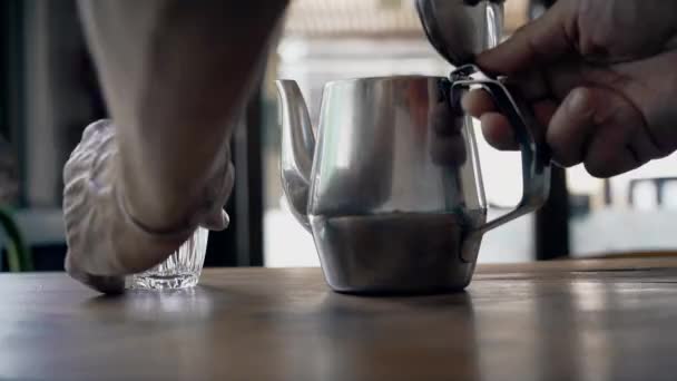Κοντινό Πλάνο Αρσενικό Χέρι Μια Παραδοσιακή Τσαγιέρα Χάλυβα Ρίχνει Τσάι — Αρχείο Βίντεο