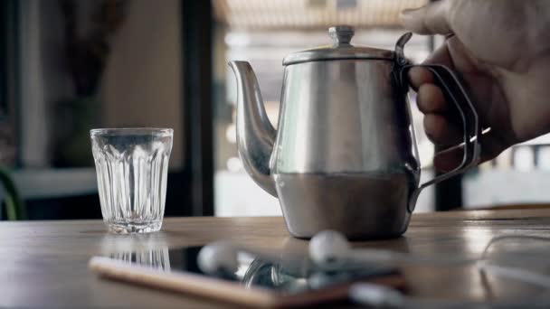Крупним Планом Смартфон Навушниками Рукою Сталевим Традиційним Чайником Наливає Чай — стокове відео