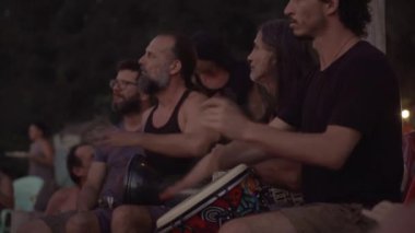 KO PHANGAN / THAILAND - 26 HAZİRAN 2020: Farklı uluslardan insanlar plajda rahatlar ve davul ve diğer müzik aletlerini çalarlar