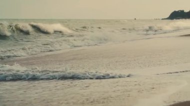 Tropikal kumsalda sörf ve dalgalar