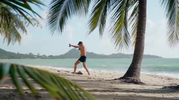 Atletische Blanke Man Shorts Treinen Stakingen Schaduw Boksen Met Halters — Stockvideo