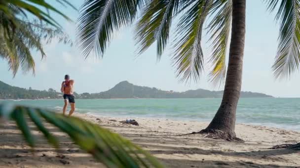 Atletico Uomo Caucasico Pantaloncini Treni Scioperi Boxe Ombra Una Spiaggia — Video Stock