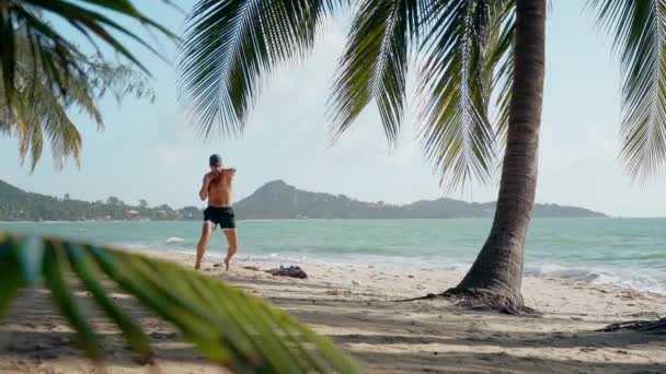 Atletische Blanke Man Shorts Treinen Stakingen Schaduw Boksen Een Zandstrand — Stockvideo