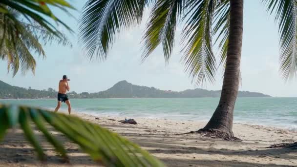 Lekkoatletyczny Biały Mężczyzna Spodenkach Pociągi Strajki Cień Boks Piaszczystej Plaży — Wideo stockowe