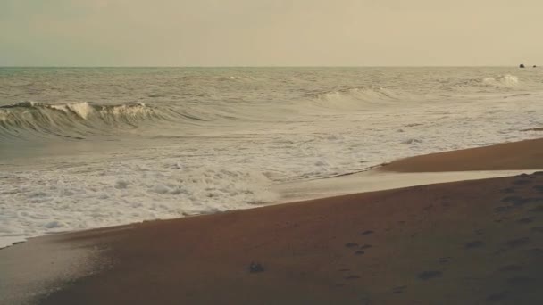 热带沙滩上的潮水和波浪 — 图库视频影像