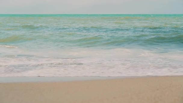 熱帯の砂浜でのサーフと波 — ストック動画