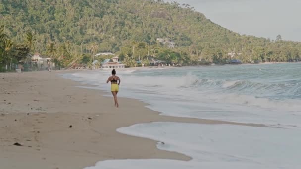 Azjatka Biegająca Piaszczystej Plaży Letni Dzień Falami Górami Tle — Wideo stockowe