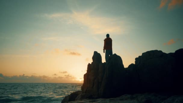 Silhouette Eines Mannes Der Bei Sonnenaufgang Auf Den Felsen Meer — Stockvideo