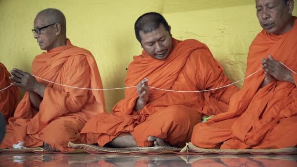 Sárga Köpenyes Buddhista Szerzetesek Lótuszpozícióban Ülnek Imádkoznak — Stock videók