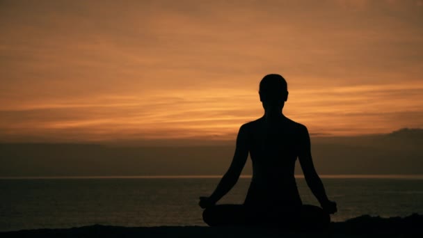 Silhouette Meditating Young Woman Sitting Lotus Position Rock Sea Background — Stock Video