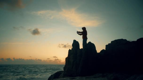 Силуэт Человека Стоящего Скалах Моря Восходе Солнца — стоковое видео