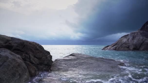Stormgolven Raakten Kustkliffen Een Tropisch Eiland — Stockvideo