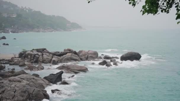 Fırtına Dalgaları Tropikal Bir Adadaki Sahil Kayalıklarını Vurdu — Stok video