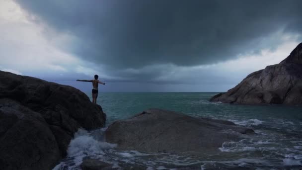 Odważny Człowiek Skaczący Burzliwego Morza Urwiska — Wideo stockowe