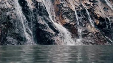 Bir yaz sabahında şelale