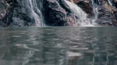 Bir yaz sabahında şelale