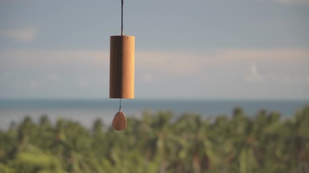 Carillon Eolico Casa Sullo Sfondo Alberi Tropicali Cielo Blu Mare — Video Stock